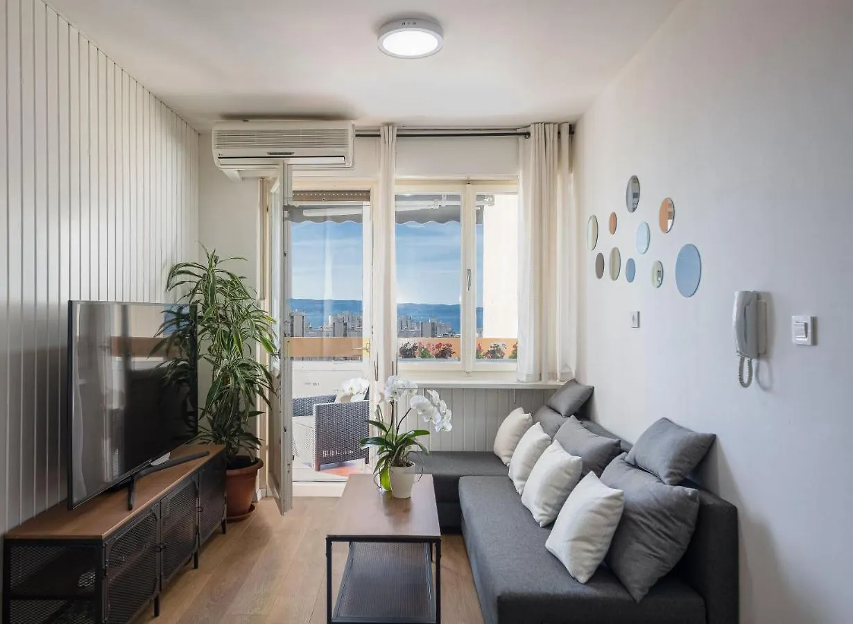 Tranquil Retreat W/ Balcony Sea View & Workspace Split Apartment