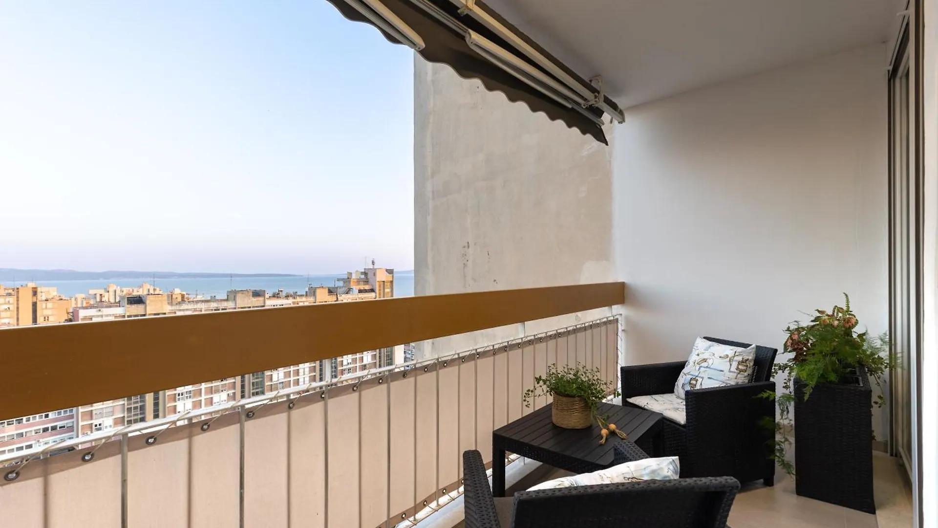 Tranquil Retreat W/ Balcony Sea View & Workspace Split