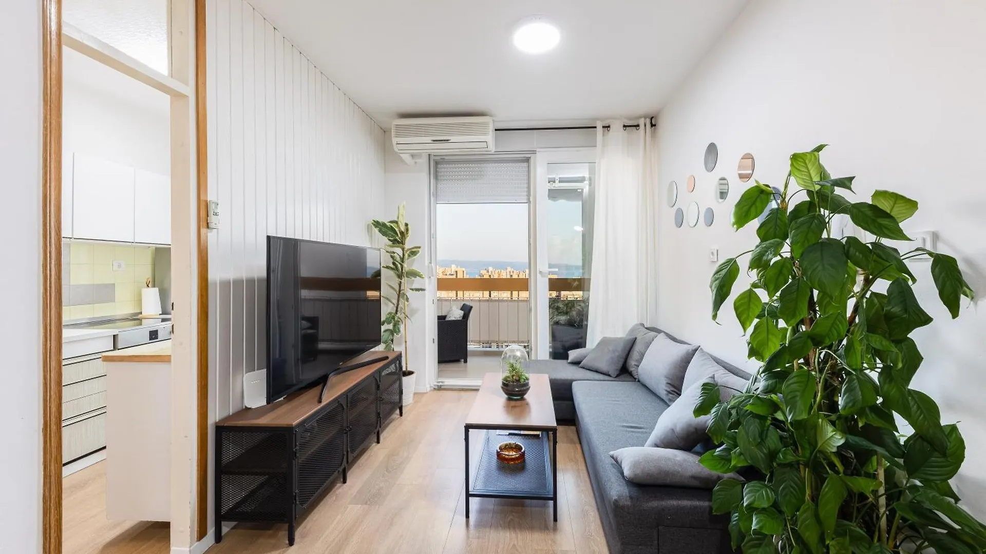 Tranquil Retreat W/ Balcony Sea View & Workspace Split